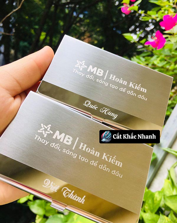 Khắc laser kim loại giá rẻ theo yêu cầu